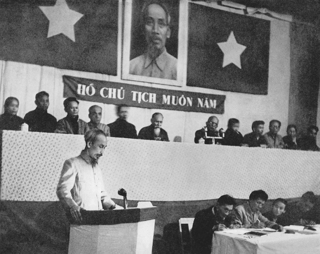 Chủ tịch Hồ Chí Minh đọc báo cáo tại kỳ họp thứ III, Quốc hội khóa I nước Việt Nam Dân chủ Cộng hòa, thông qua Luật Cải cách ruộng đất (12/1953)