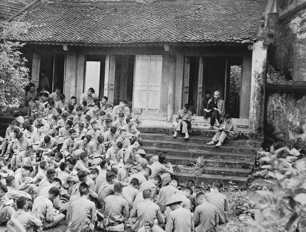 Trước khi về tiếp quản Thủ đô, cán bộ Đại đoàn Quân tiên phong được nghe Chủ tịch Hồ Chí Minh nói chuyện tại Đền Hùng, tỉnh Phú Thọ. Người căn dặn: “Các vua Hùng đã có công dựng nước Bác cháu ta phải cùng nhau giữ lấy nước.” (19/9/1954)