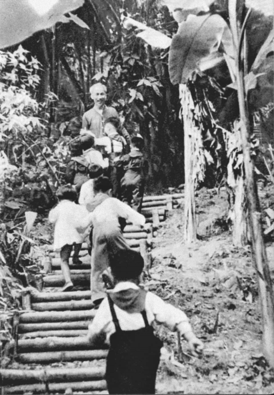Giữa rừng sâu Việt Bắc, dù bận nhiều công việc, Bác Hồ vẫn luôn dành cho các em thiếu nhi tình cảm yêu quý nhất (1951)