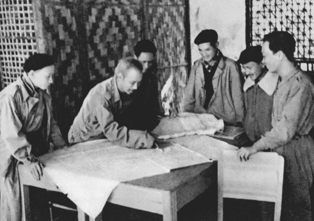 Chủ tịch Hồ Chí Minh họp với Thường vụ Trung ương Đảng quyết định mở Chiến dịch Biên giới (1950)