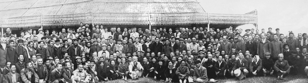 Người chụp ảnh cùng các chiến sĩ cách mạng lão thành tham gia Phong trào Xô Viết – Nghệ Tĩnh 1930-1931 (9/12/1961)