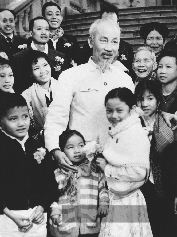 Bà con kiều bào Việt Nam ở Thái Lan về nước chuyến đầu tiên đến thăm và chúc tết Người tại Phủ Chủ tịch (29/1/1960)