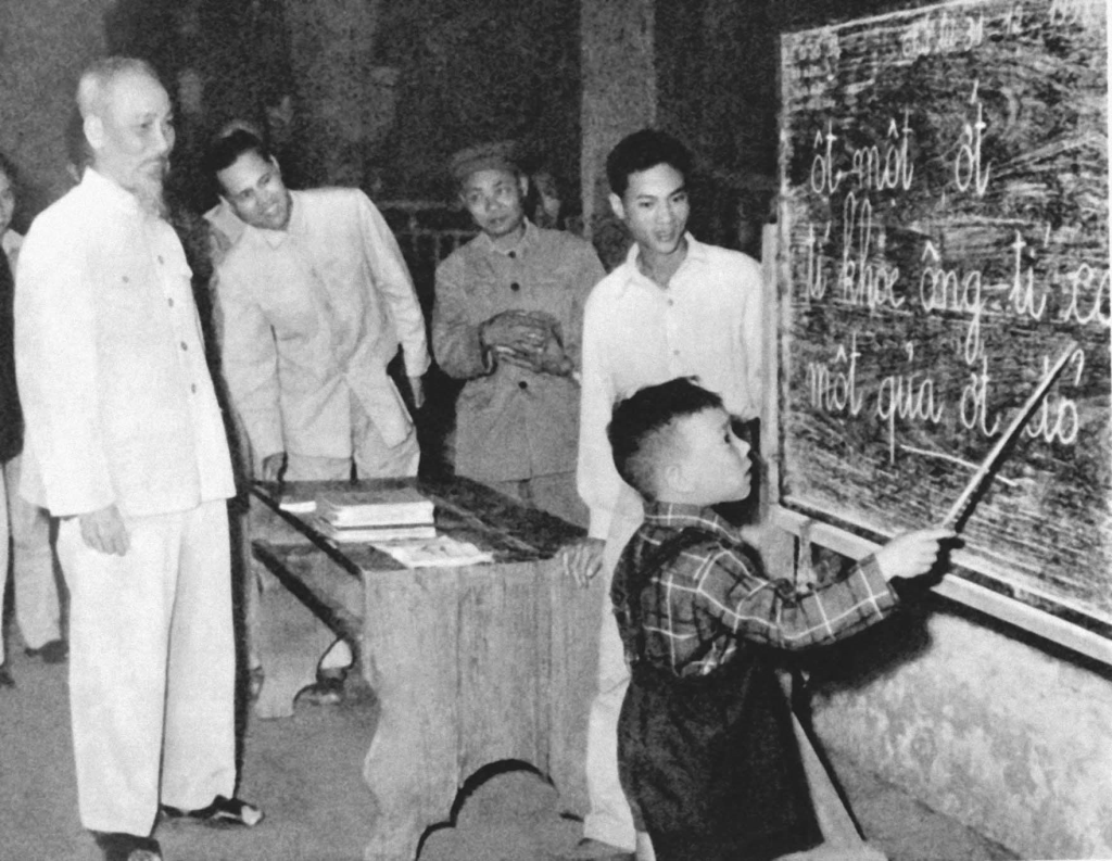 Người thăm lớp học vỡ lòng ở phố Hàng Than, khu Trúc Bạch, Hà Nội (31/12/1958)