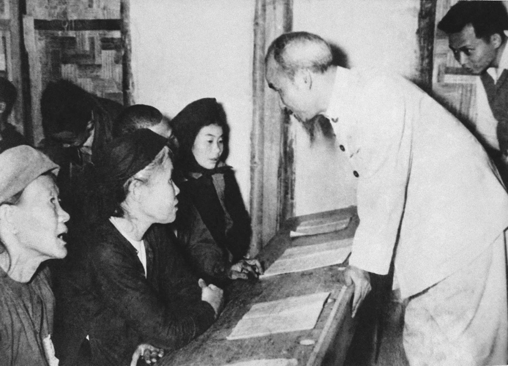 Người thăm lớp bổ túc văn hóa của bà con lao động ở khu Lương Yên, Hà Nội (27/3/1956)