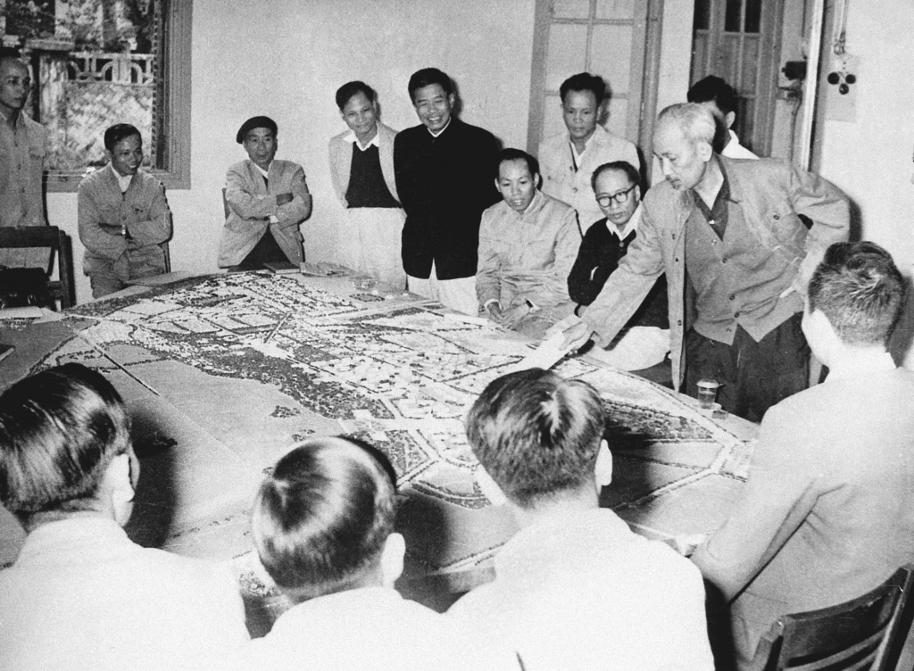 Chủ tịch Hồ Chí Minh xem mô hình quy hoạch xây dựng Thủ đô. Người căn dặn: “Trong thiết kế phải đồng bộ đường sá, hệ thống thoát nước, lưới điện… tránh cản trở sự đi lại của nhân dân. Phải có quy hoạch trước, tránh làm rồi lại phá đi” (16/11/1959)