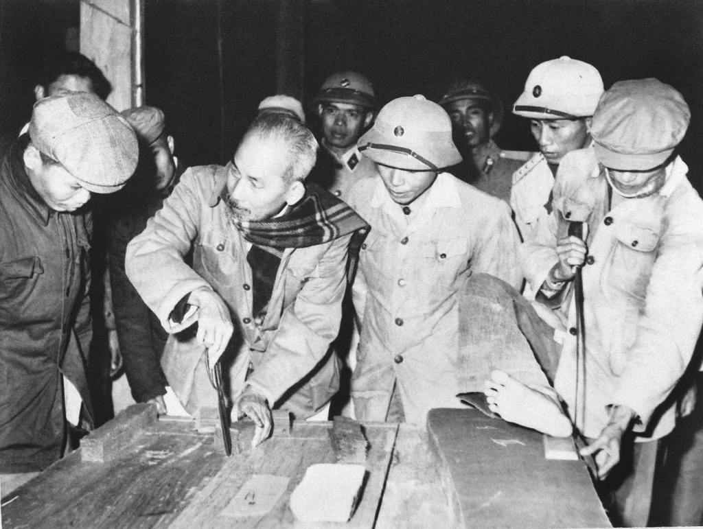 Chủ tịch Hồ Chí Minh thăm Xưởng may 10, Người góp ý kiến về cách cắt may sao cho nhanh, tiết kiệm, đảm bảo chất lượng (8/1/1959)