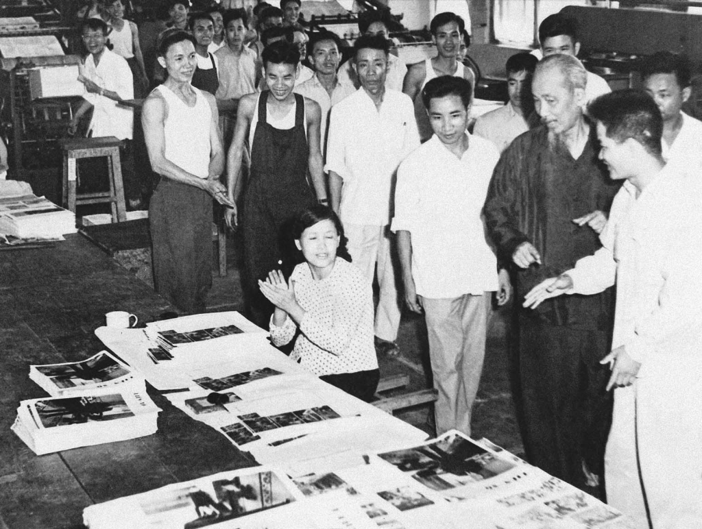 Chủ tịch Hồ Chí Minh thăm cán bộ, công nhân Nhà máy in Tiến Bộ, Hà Nội (13/5/1959)