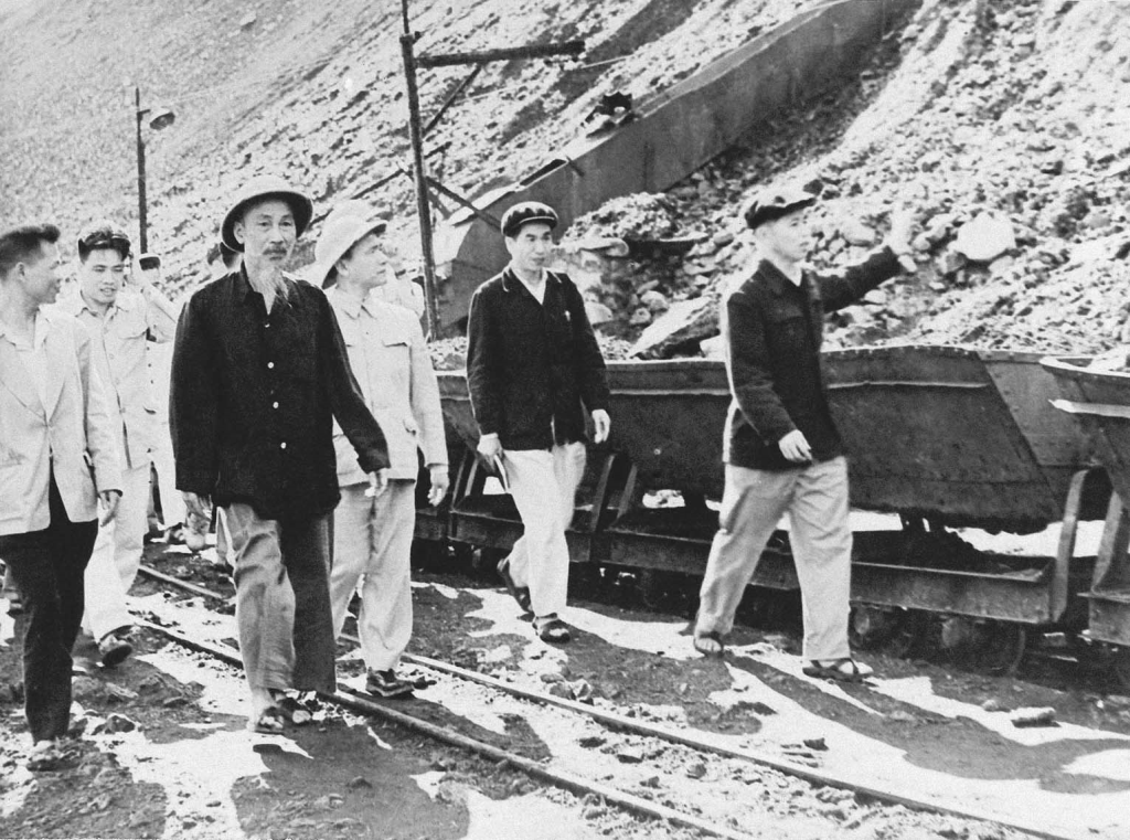 Chủ tịch Hồ Chí Minh thăm cơ sở sản xuất vận chuyển than ở vùng mỏ Quảng Ninh (30/3/1959)