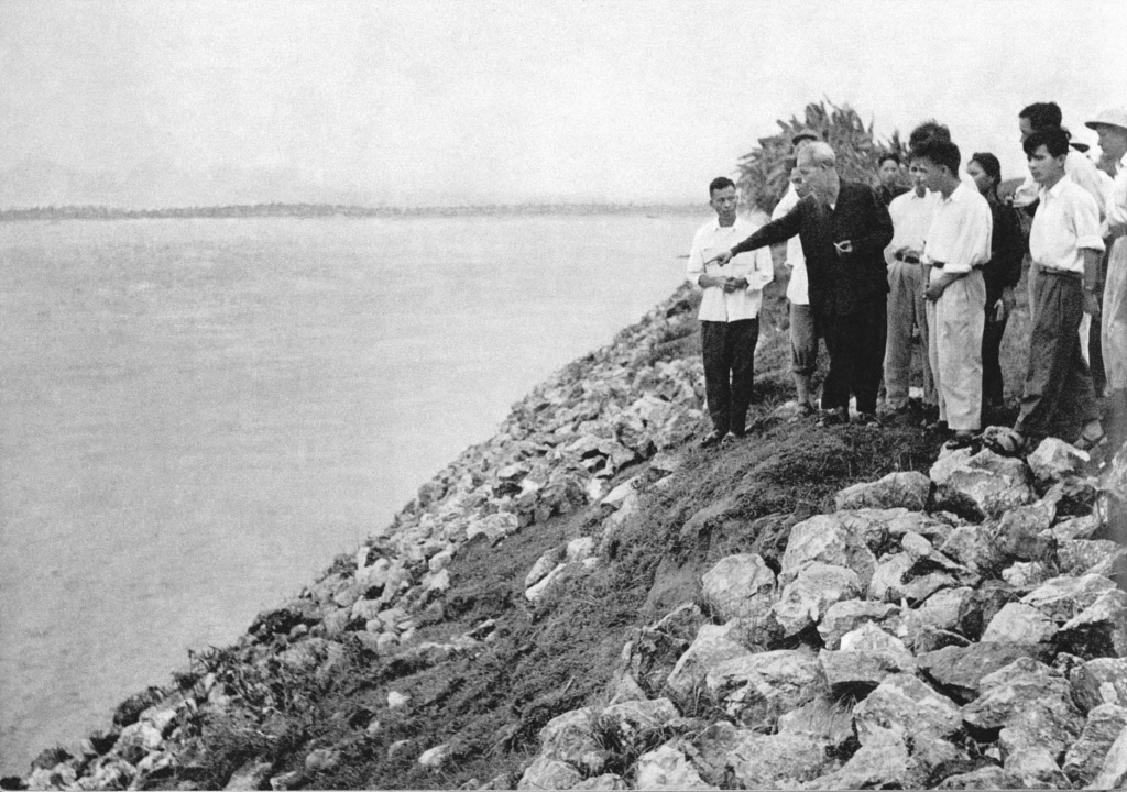 Chủ tịch Hồ Chí Minh thăm kè bảo vệ sông Đà ở Cổ Đô, huyện Ba Vì, tỉnh Hà Tây (8/7/1958)