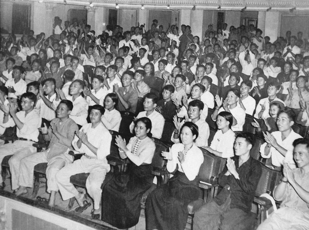 Đại hội đại biểu Đoàn Thanh niên cứu quốc lần thứ II nhiệt liệt chào mừng Chủ tịch Hồ Chí Minh đến thăm (2/11/1956)