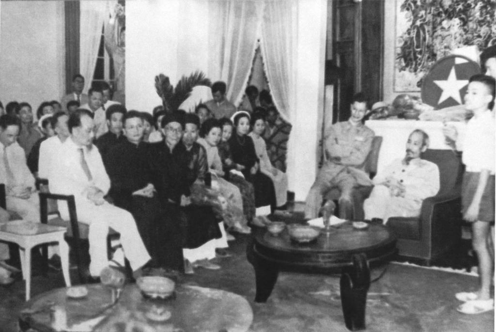 Tại Bắc Bộ Phủ, Người tiếp các đại biểu nhân dân Hà Nội sau ngày giải phóng thủ đô (16/10/1954)