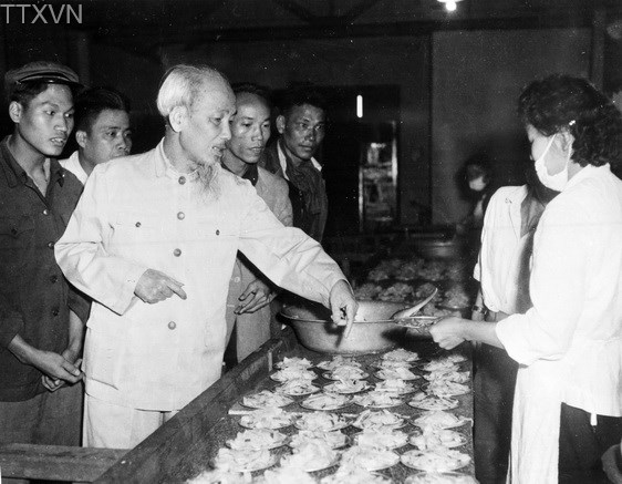 Thăm khu nhà máy cao su, xà phòng, thuốc lá (Hà Nội) ngày 24/2/1959, Bác xem cả từng phần thức ăn của công nhân