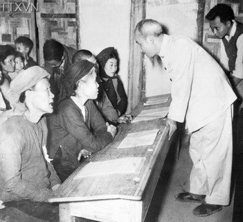 Hồ Chủ tịch thăm lớp bổ túc văn hoá khu lao động Lương Yên, Hà Nội (1956)
