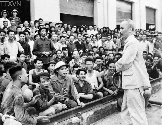 Đến thăm nhà máy xe lửa Gia Lâm, Hà Nội (ngày 19/5/1955). Người nhắc nhở công nhân, cán bộ phát huy truyền thống cách mạng của nhà nước, ra sức xây dựng miền Bắc, ủng hộ miền Nam