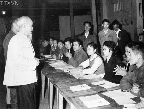 Hồ Chủ tịch thăm lớp học của công nhân nhà máy ô tô 1/5, lá cờ đầu của phong trào bổ túc văn hoá ngành công nghiệp Hà Nội (1963)