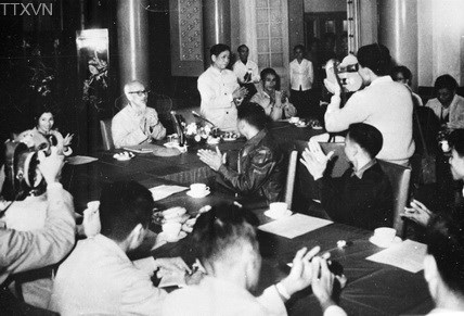 Ngày 15/11/1968, tại Phủ Chủ tịch, Hồ Chủ tịch và đồng chí Lê Duẩn thân mật tiếp đoàn đại biểu công nhân khu mỏ than Quảng Ninh