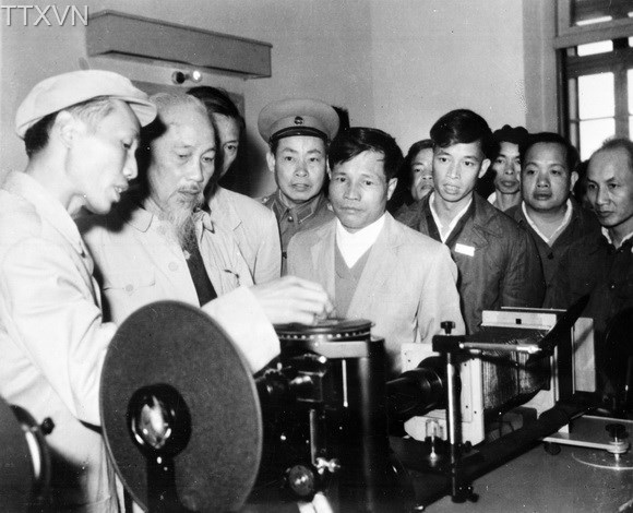 Chủ tịch Hồ Chí Minh thăm xưởng cơ khí Khu gang thép Thái Nguyên (năm 1964)