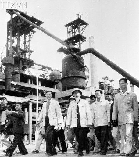 Hồ Chủ tịch thăm công trường xây dựng Khu gang thép Thái Nguyên (năm 1964)