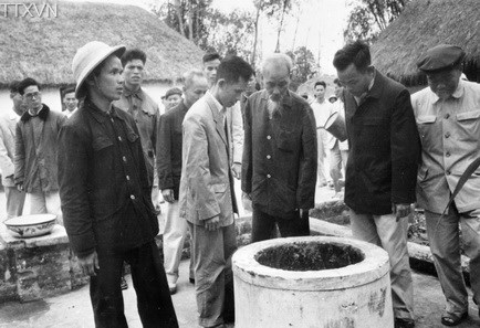 Bác Hồ thăm xã Nam Chính, huyện Nam Sách, tỉnh Hải Hưng (năm 1965). Tại đây, Bác Hồ đã căn dặn phải chú ý thực hiện nếp sống mới.
