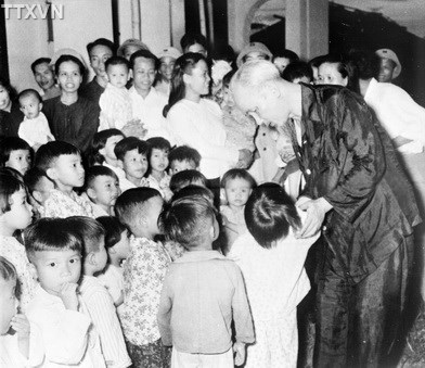 Bác Hồ tới thăm các cháu thiếu nhi miền Nam tập kết ra Bắc ở tỉnh Thanh Hóa (1957)