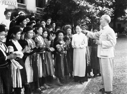 Bác Hồ gặp mặt các đại biểu phụ nữ các dân tộc tỉnh Hà Giang về thăm thủ đô Hà Nội (năm 1963)