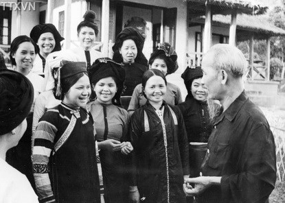 Đại biểu Phụ nữ các dân tộc Tây Bắc vô cùng vui mừng, phấn khởi được gặp Bác Hồ (năm 1959)