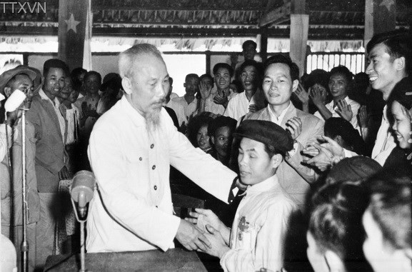 Bác Hồ thăm hỏi chiến sĩ thi đua Phạm Trung Pồn, bị mù cả hai mắt nhưng đã có nhiều sáng kiến cải tiến nông cụ (1960)