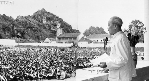 Tư liệu ảnh Chủ tịch Hồ Chí Minh với Tân Trào