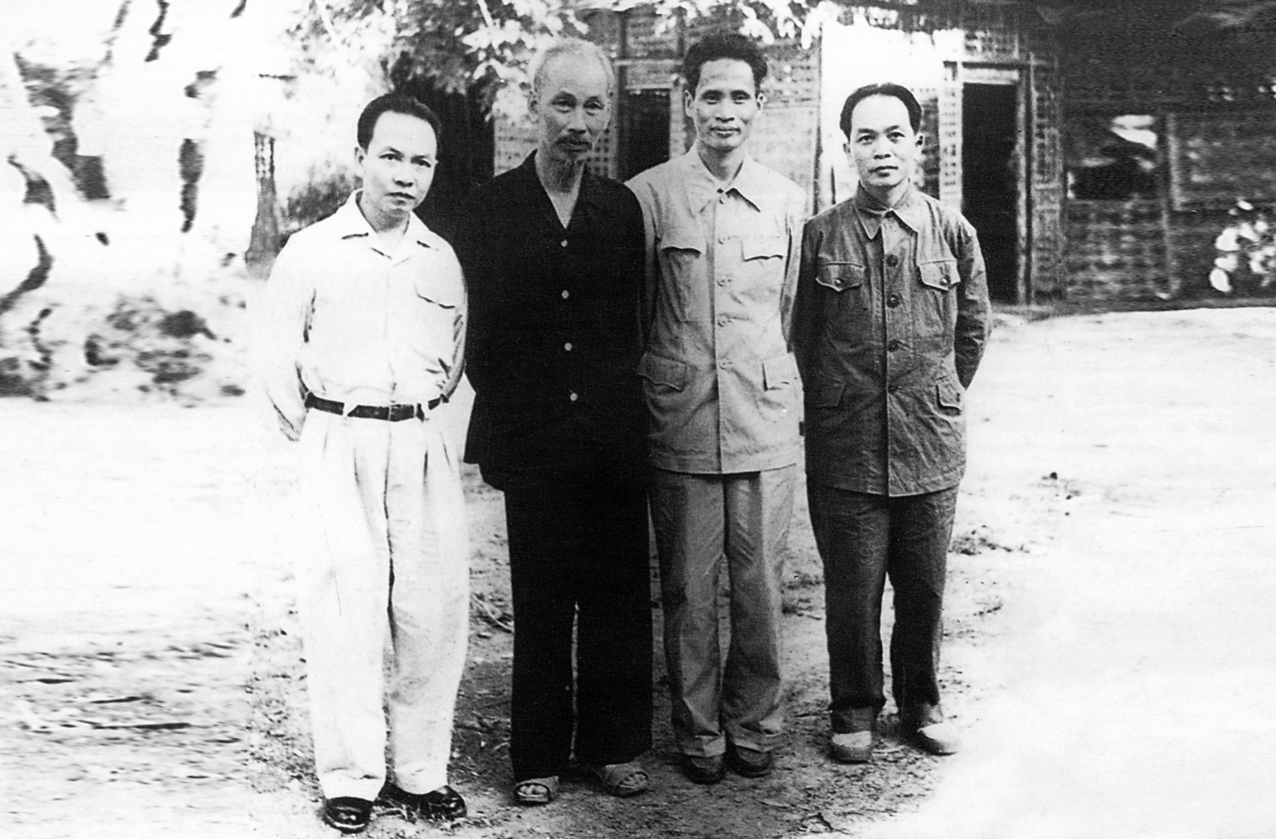 Chủ tịch Hồ Chí Minh cùng Tổng Bí thư Trường Chinh, Phó Thủ tướng Phạm Văn Đồng và Đại tướng Võ Nguyên Giáp tại VPCTP - TTP
