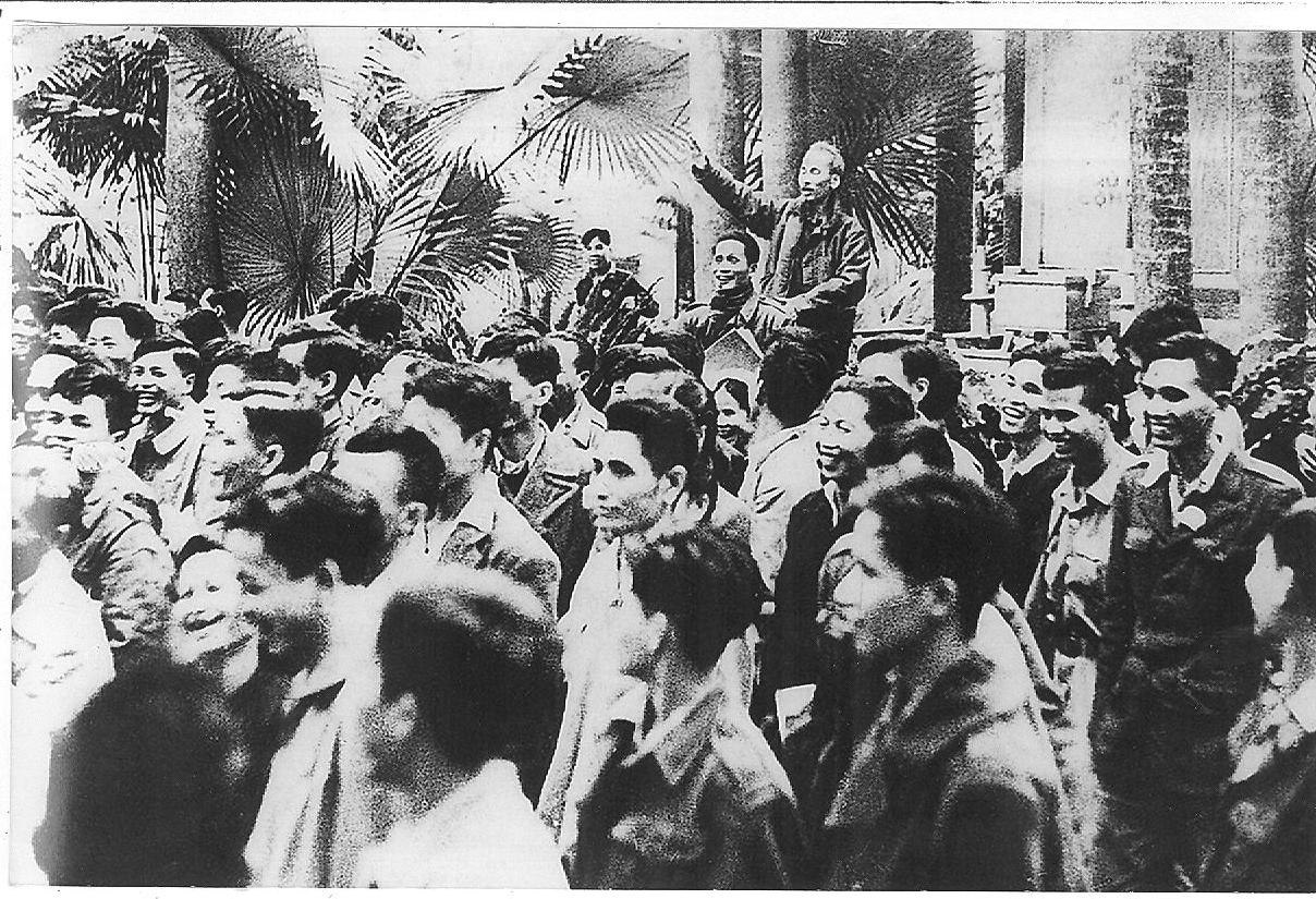 Chủ tịch Hồ Chí Minh và các đại biểu mừng thành công của Đại hội Đảng lần II, 1951