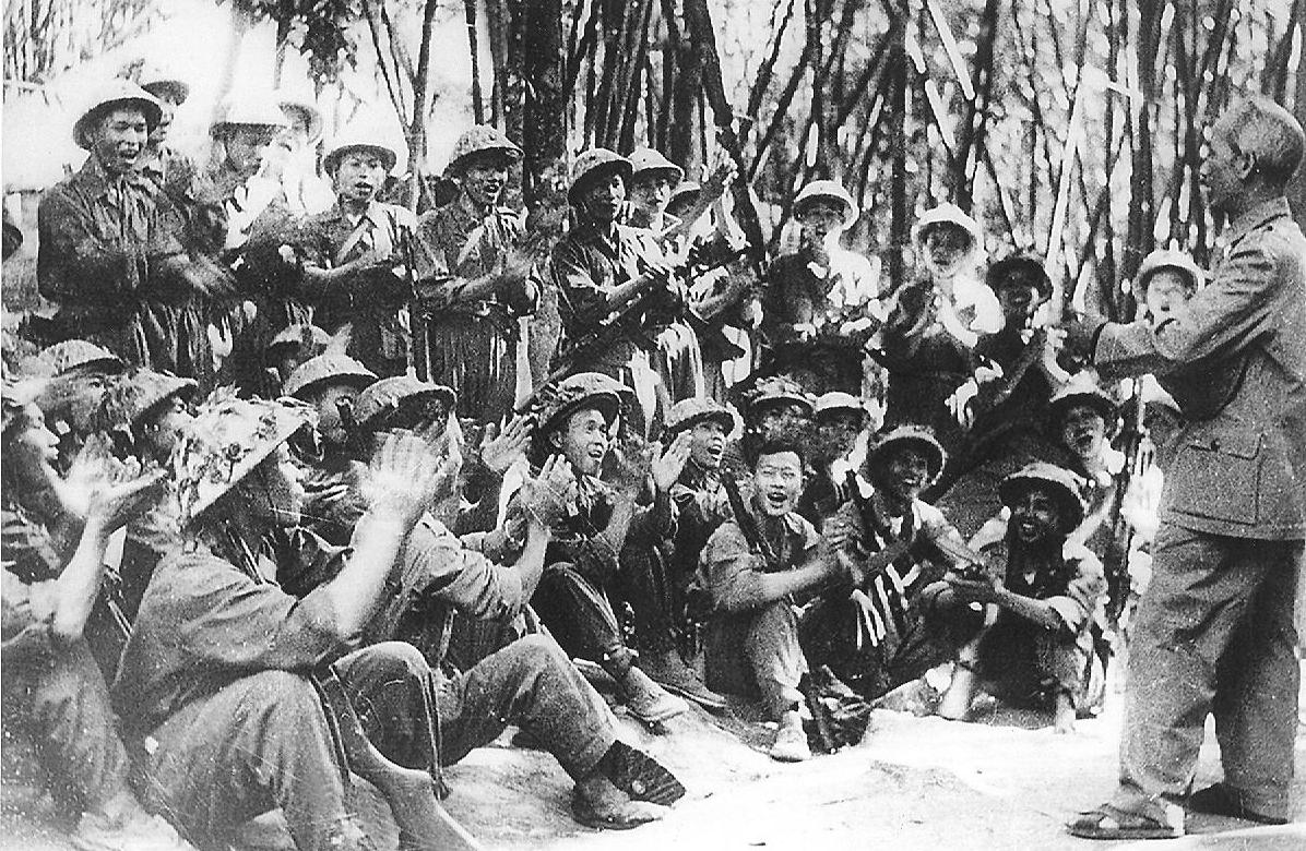 Chủ tịch Hồ Chí Minh nói chuyện với các cán bộ, chiến sỹ đơn vị 600 tại Nà Đỏng - Trung Sơn, 1953