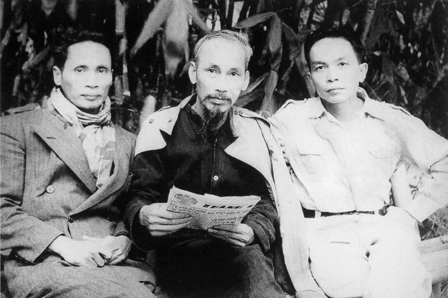 Chủ tịch Hồ Chí Minh chụp ảnh cùng hai học trò xuất sắc của Người tại Văn phòng Chủ tịch phủ - Thủ tướng phủ