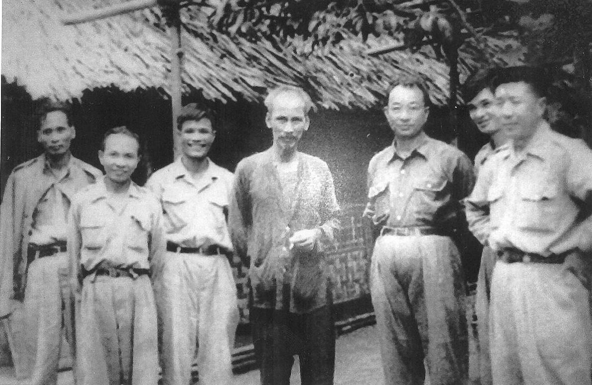 Chủ tịch Hồ Chí Minh, đồng chí Trường Chinh, Phạm Văn Đồng chụp ảnh chung cùng đoàn chuyên gia Trung Quốc tại Nà Ho, năm 1953