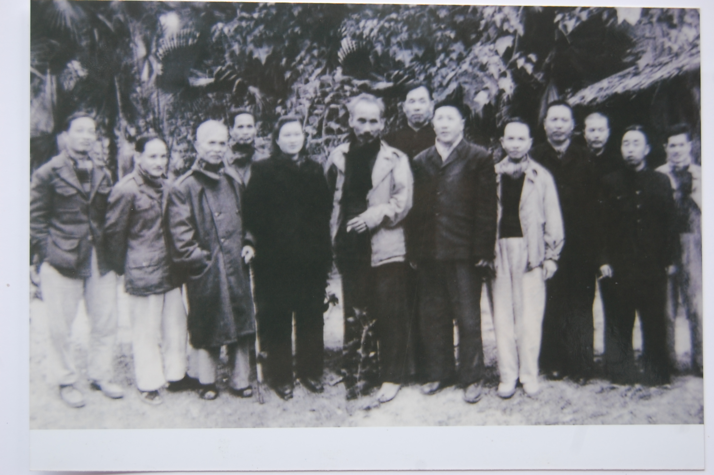 Chủ tịch Hồ Chí Minh, Cụ Tôn Đức Thắng, Phó Thủ tướng Phạm Văn Đồng, Hoàng Quốc Việt, Võ Nguyên Giáp cùng một số thành viên Chính phủ chụp ảnh tại VP CTP - TTP