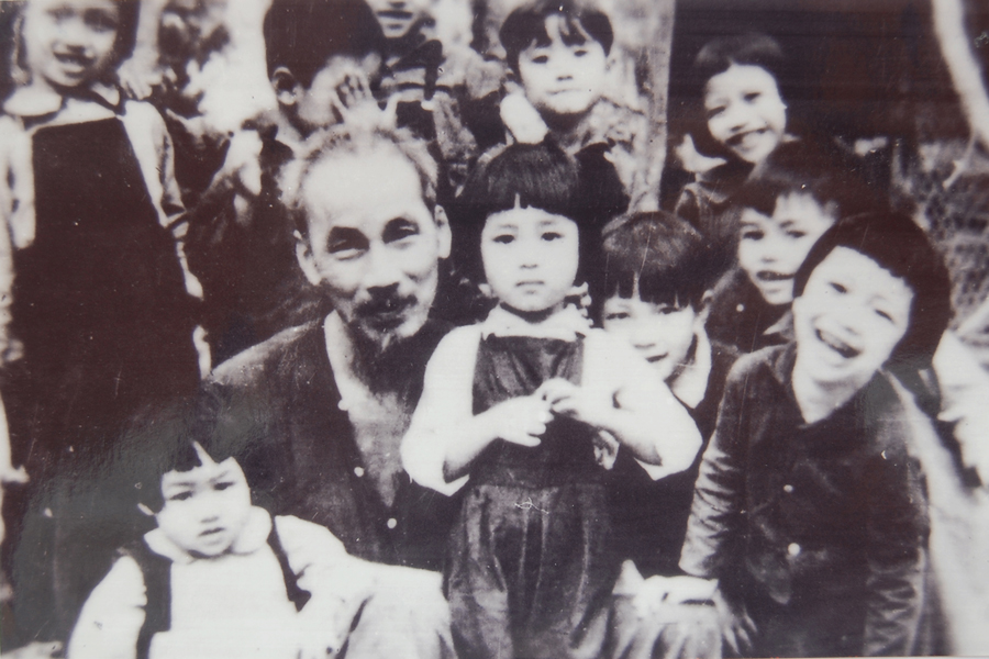 Chủ tịch Hồ Chí Minh và các cháu thiếu nhi (con cán bộ Văn phòng Chủ tịch phủ - Thủ tướng phủ) năm 1950