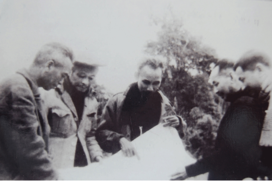 Chủ tịch Hồ Chí Minh, Cụ Bùi Bằng Đoàn, Vũ Đình Phong, linh mục Phạm Bá Trực xem bản đồ tại phiên họp Hội đồng Chính phủ năm 1948