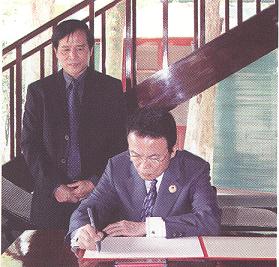 Bộ trưởng Bộ Ngoại giao Nhật Bản Taro Aso lưu bút tại Khu di tích Hồ Chí Minh tại Phủ Chủ tịch, ngày 17/11/2006. (Nguồn: Khu di tích Hồ Chí Minh tại Phủ Chủ tịch)