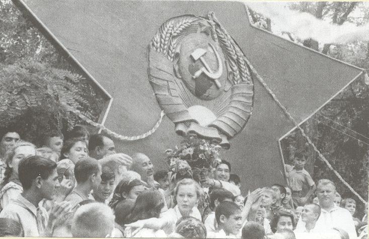 Chủ tịch Hồ Chí Minh với các cháu thiếu nhi ở trại hè thiếu nhi ở Phêruđa (Axơ Khabat), thủ đô nước Cộng hòa Xô Viết Tuốcmênia (Liên Xô), năm 1959. (Nguồn: Tài liệu lưu trữ Bộ Ngoại giao)