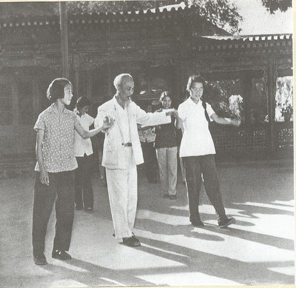 Chủ tịch Hồ Chí Minh thăm lán trại của dân du mục ở Tân Cương, Trung Quốc và cùng hát bài “Đồng cỏ vui tươi”, năm 1959. (Nguồn: Tài liệu lưu trữ Bộ Ngoại giao)