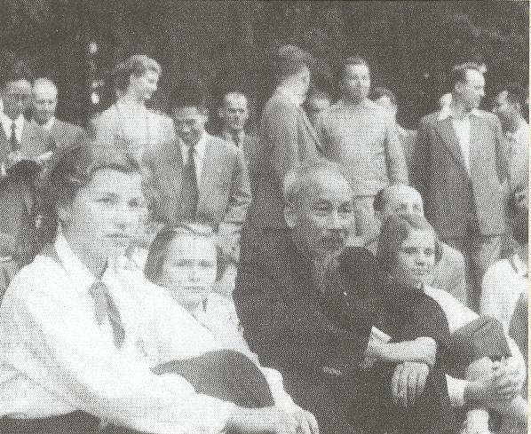 Chủ tịch Hồ Chí Minh với các cháu thiếu nhi trong trại thiếu nhi Rruk trong chuyến Người đi thăm Tiệp Khắc, tháng 7/1957. (Nguồn: Bảo tàng Hồ Chí Minh)