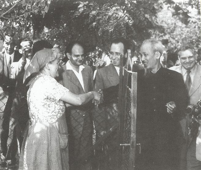 Chủ tịch Hồ Chí Minh đến thăm một gia đình công nhân ở Hungải ở Thủ đô Buđapét, tháng 8/1957. (Nguồn: Tài liệu lưu trữ Bộ Ngoại giao)