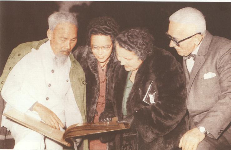 Chủ tịch Hồ Chí Minh và gia đình luật sư Loseby (người đã giúp bào chữa cho Bác trong vụ án Hồng Kông, 1931 – 1933), tại nhà sàn Khu Phủ chủ tịch, tháng 2/1960. (Nguồn: Khu di tích Hồ Chí Minh tại Phủ Chủ tịch)