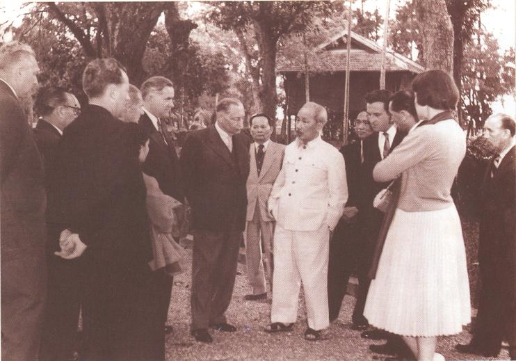 Chủ tịch Hồ Chí Minh tiếp đoàn đại biểu Quốc hội Tiệp Khắc bên nhà sàn của Người trong Khu Phủ Chủ tịch, tháng 1/1960. (Nguồn: Bảo tàng Hồ Chí Minh)