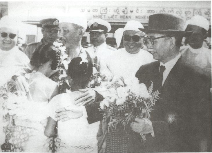 Chủ tịch Hồ Chí Minh và Phó Thủ tướng Phan Kế Toại trong đoàn đại biểu Chính phủ Việt Nam Dân chủ Cộng hòa nhận hoa chúc mừng của thiếu nhi Miến Điện, tháng 2/1958. (Nguồn: Tài liệu lưu trữ Bộ Ngoại giao)