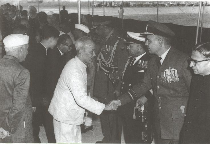 Chủ tịch Hồ Chí Minh bắt tay các sĩ quan quân đội Ấn Độ, tháng 2/1958. (Nguồn: Tài liệu lưu trữ Bộ Ngoại giao)
