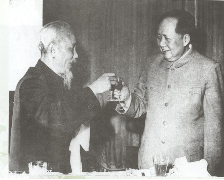 Chủ tịch Hồ Chí Minh và Chủ tịch Mao Trạch Đông nâng ly chúc tình hữu nghị Việt Nam – Trung Quốc mãi mãi xanh tươi – đời đời bền vững, tháng 8/1957. (Nguồn: Bảo tàng Hồ Chí Minh)