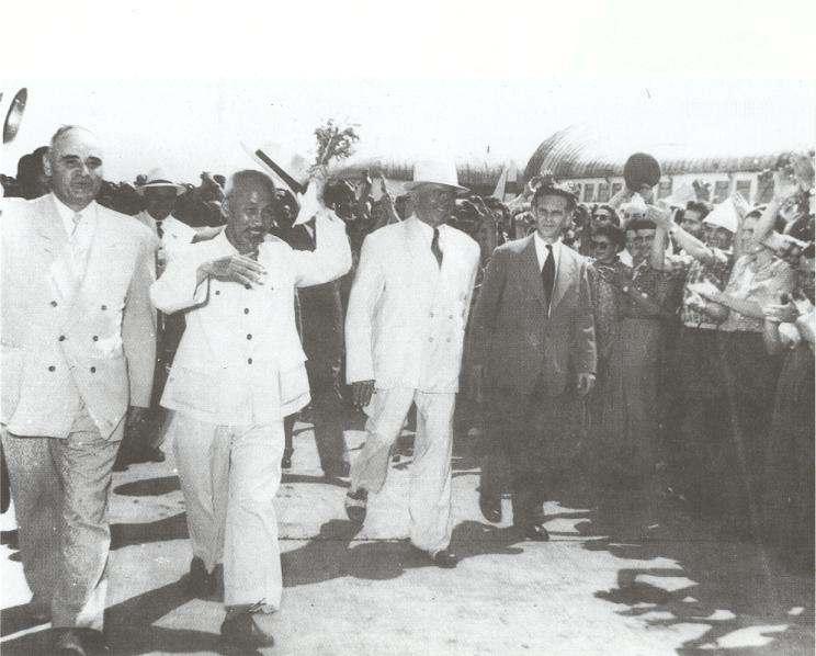 Chủ tịch Hồ Chí Minh sang thăm Liên Xô, tới sân bay Mátxcơva, tháng 8/1957. (Nguồn: Tài liệu lưu trữ Bộ Ngoại giao)