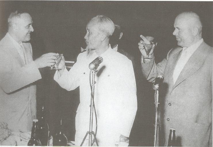 Lãnh đạo hai nước chúc mừng thắng lợi của Việt Nam – Rumani, nhân dịp Chủ tịch Hồ Chí Minh thăm Rumani, tháng 8/1957. (Nguồn: Tài liệu lưu trữ Bộ Ngoại giao)
