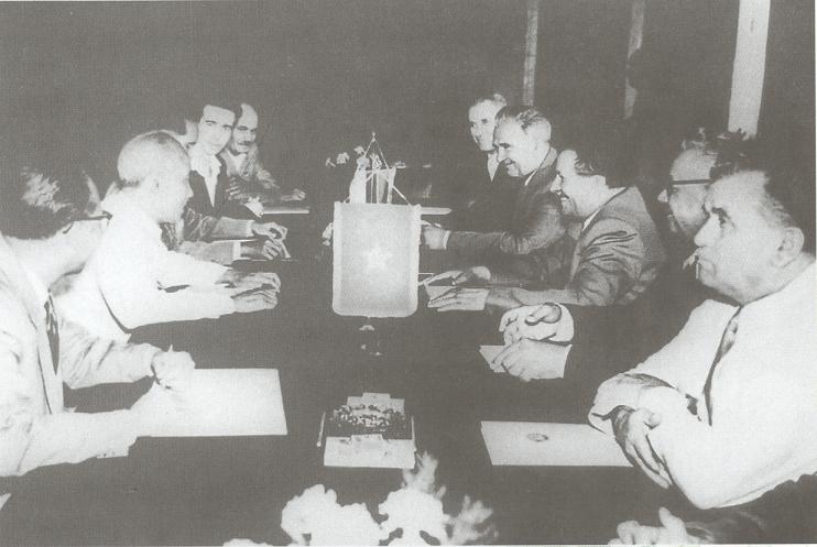 Đoàn đại biểu Chính phủ Việt Nam Dân chủ Cộng hòa do Chủ tịch Hồ Chí Minh dẫn đầu hội đàm với các đồng chí lãnh đạo Đảng Cộng sản Bungari, tháng 8/1957. (Nguồn: Tài liệu lưu trữ Bộ Ngoại giao)