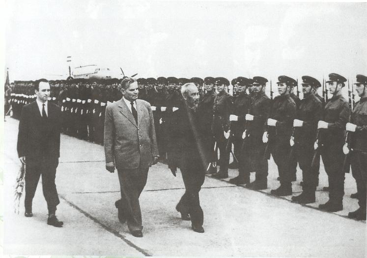 Chủ tịch Hồ Chí Minh được tiếp đón trọng thể tại Hungari, tháng 8/1957. (Nguồn: Tài liệu lưu trữ Bộ Ngoại giao)